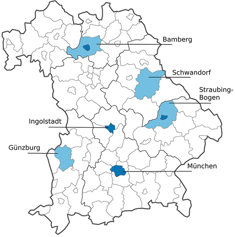 Landkarte von Bayern in Landkreise gegliedert. Landkreise, die Untersuchungsregionen darstellen sind blau eingefärbt.